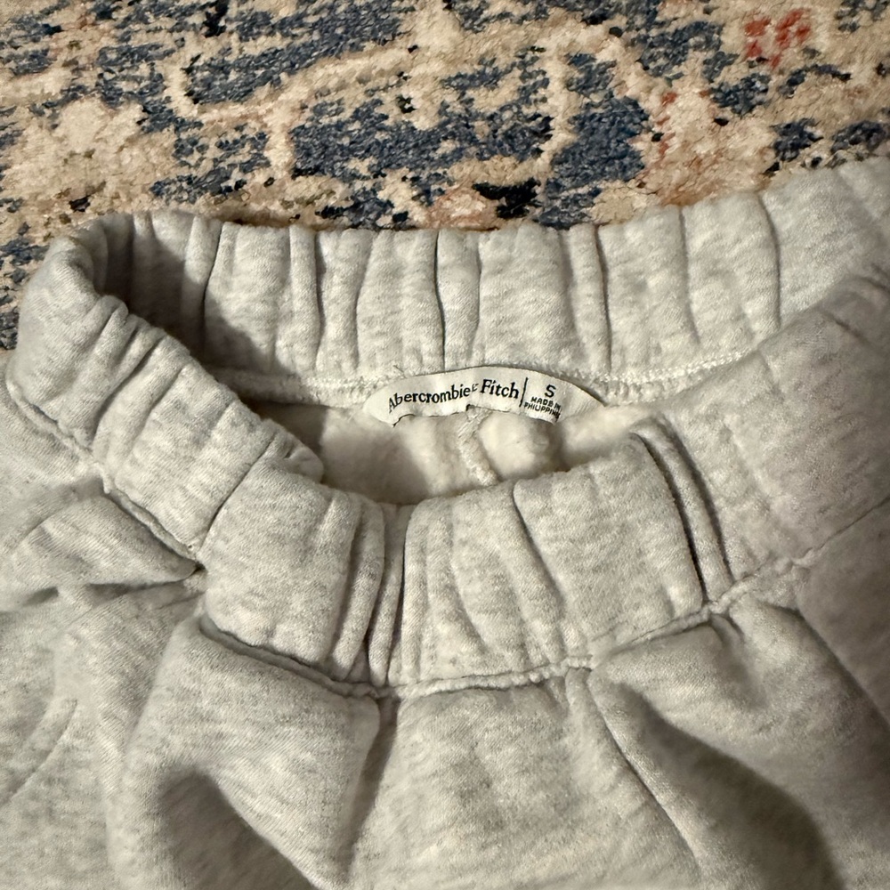 Abercrombie Gray Womens Cargo Sweatpants NWOT size small - Picture 2 of 4